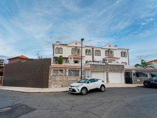 Façade : Maison jumelée  en vente à  Arguineguín, Loma Dos, Gran Canaria avec garage : Ref 05877-CA