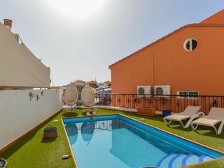 Piscina : Villa en venta en  Arguineguín, Loma Dos, Gran Canaria  con garaje : Ref S0116