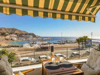 Terrasse : Leilighet , I første strandlinje til salgs i  Puerto Rico, Gran Canaria med havutsikt : Ref S0141