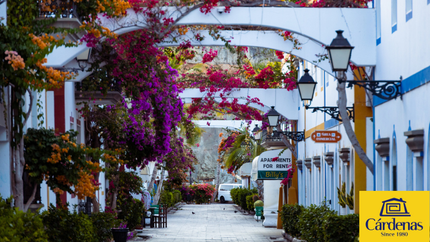 Blick auf die Promenade von Puerto de Mogan mit Bougainvilleen